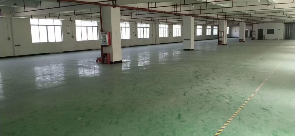萬江成熟工業(yè)園區(qū)內(nèi)現(xiàn)有空出廠房出租，二樓約2000平方，