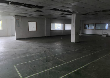 清溪鎮(zhèn)大利新出樓上廠房1500平方，空地大